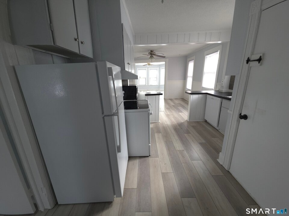 303 Newtown Ave in Norwalk, CT - Building Photo