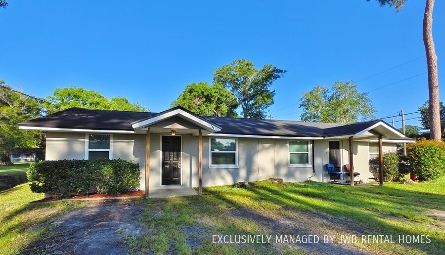 748 Ellis Rd S in Jacksonville, FL - Building Photo