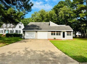 2465 Entrada Dr in Virginia Beach, VA - Foto de edificio - Building Photo