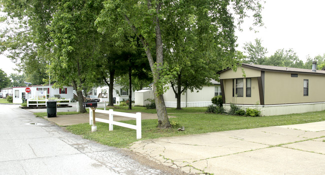 Siesta Manor in Fenton, MO - Building Photo - Building Photo