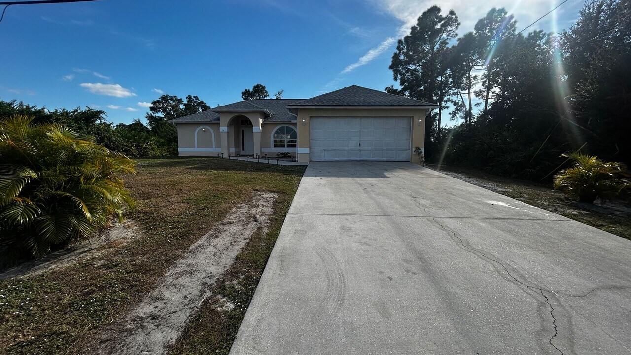 2811 40th St SW in Lehigh Acres, FL - Building Photo