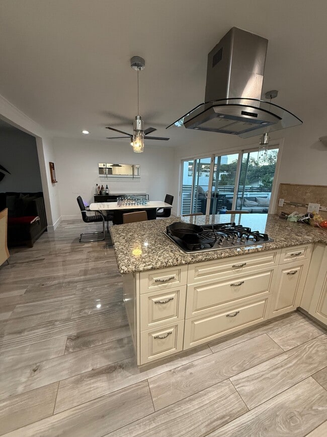 2396 Redlands Dr in Newport Beach, CA - Building Photo - Building Photo