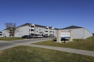 Lake Crest in West Fargo, ND - Building Photo - Building Photo