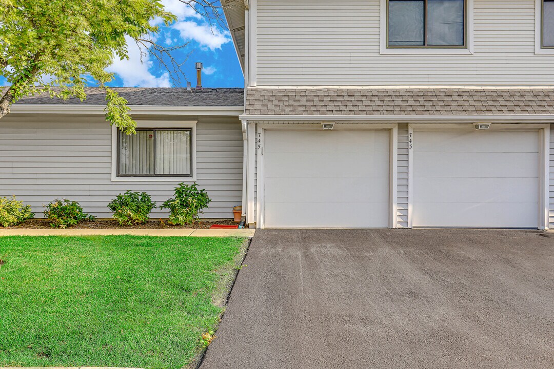 743 Edgelake Point in Schaumburg, IL - Building Photo