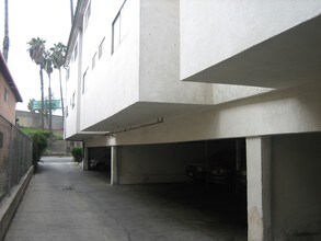 730 N Mariposa Ave in Los Angeles, CA - Building Photo - Building Photo