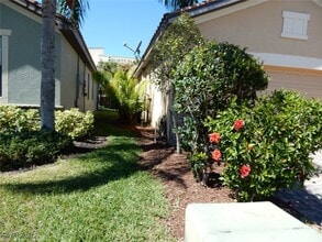 2708 Via Santa Croce Ct in Ft. Myers, FL - Foto de edificio - Building Photo