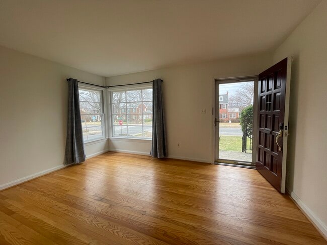 306 Russell Rd in Alexandria, VA - Foto de edificio - Building Photo