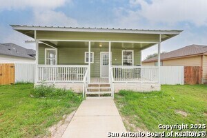 1709 16th St in Hondo, TX - Building Photo