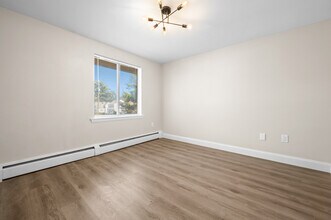 10 Henderson Dr in East Hartford, CT - Foto de edificio - Building Photo