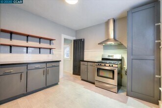 694 25th St, Unit 694 in Oakland, CA - Building Photo - Building Photo