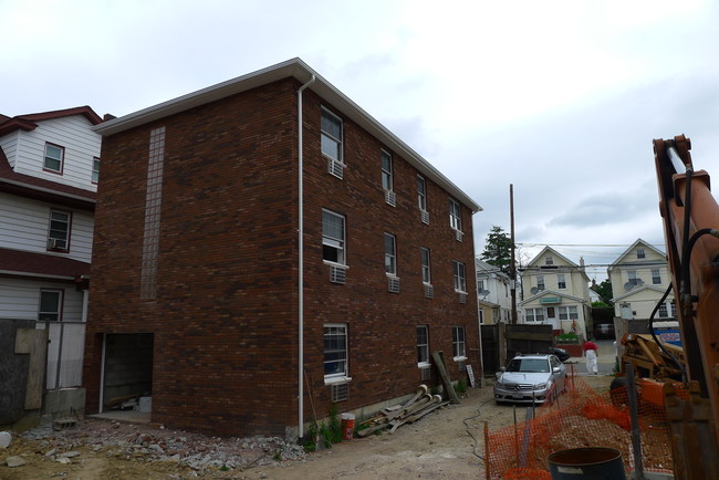 90-18 176th St in Jamaica, NY - Building Photo - Building Photo