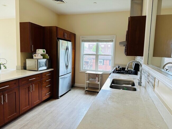property at 909 Hancock St