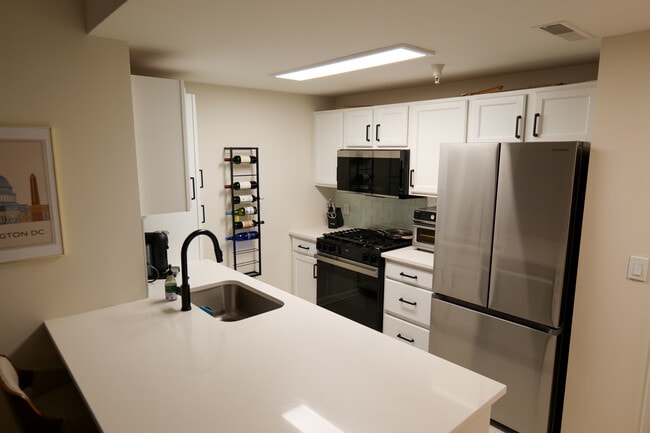 350 G St SW, Unit N507 in Washington, DC - Building Photo - Building Photo