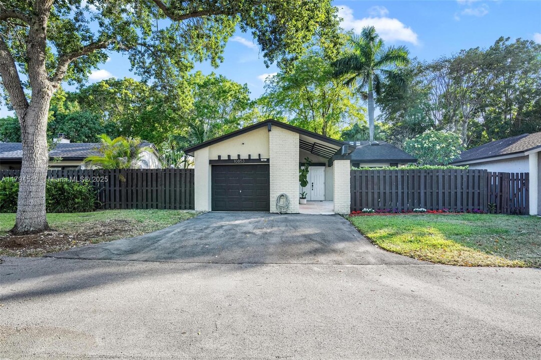 10853 SW 132nd Cir Ct in Miami, FL - Foto de edificio