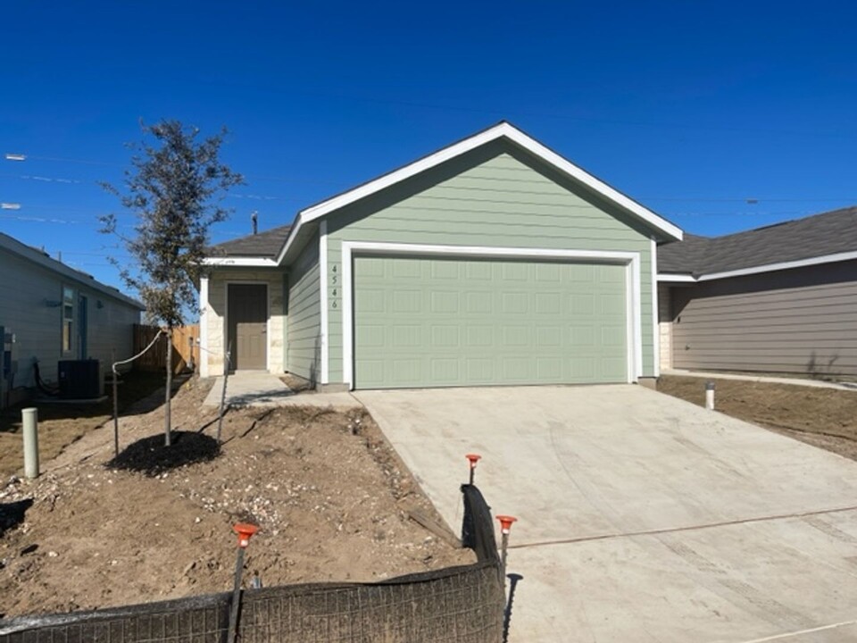 4546 Zoe Pass in San Antonio, TX - Building Photo