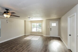 8106 Hoovers Bend in San Antonio, TX - Foto de edificio - Building Photo