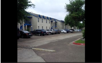 Townlake Apartments in Laredo, TX - Building Photo - Building Photo