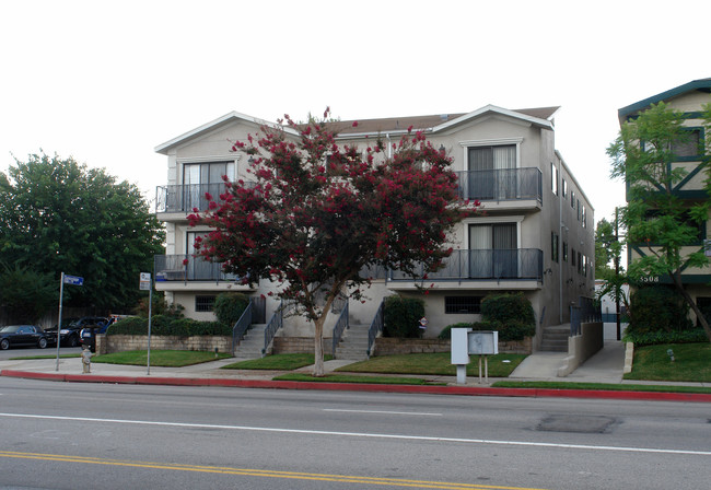 13504 Burbank Blvd in Van Nuys, CA - Foto de edificio - Building Photo