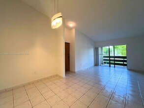 8811 SW 123rd Ct in Miami, FL - Foto de edificio - Building Photo