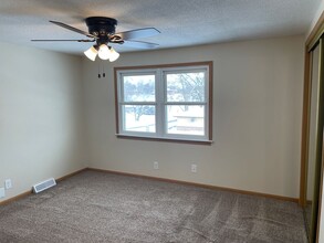 444 S 14th St in Le Claire, IA - Building Photo - Building Photo