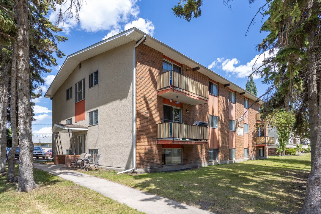 Ventura Manor in Red Deer, AB - Building Photo