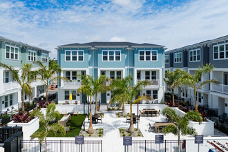 Towns at Union in St. Petersburg, FL - Building Photo - Building Photo