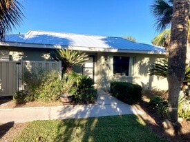 11298 W Bayshore Dr in Crystal River, FL - Building Photo