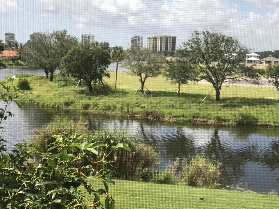 3630 Whitehall Dr-Unit -303 in West Palm Beach, FL - Building Photo