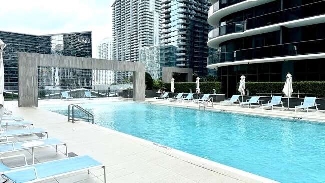 55 SW 9th St, Unit 3702 in Miami, FL - Building Photo - Building Photo