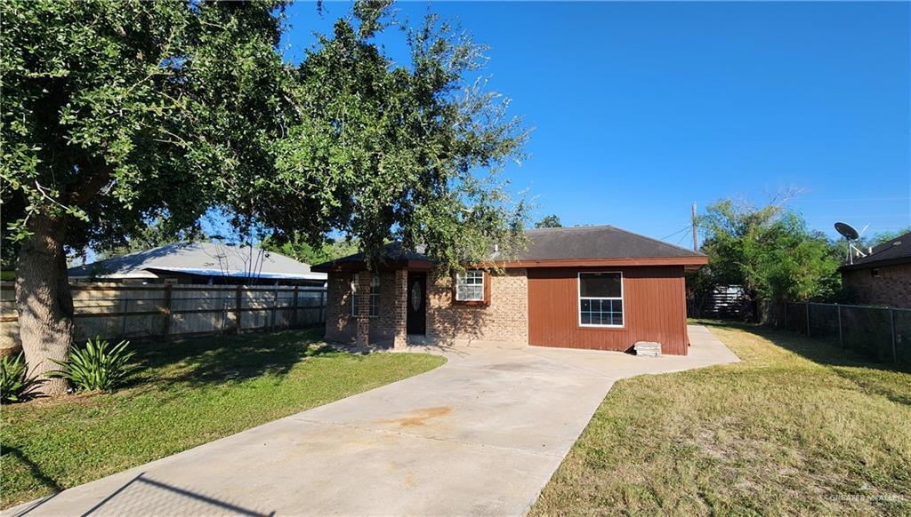 11 Oak St in Alton, TX - Building Photo