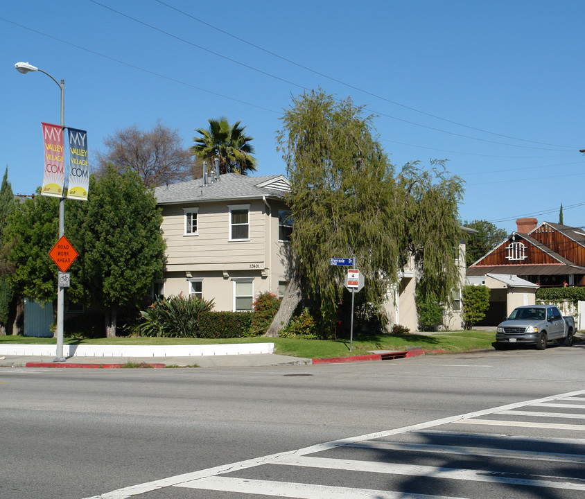 12401 Riverside Dr in Valley Village, CA - Building Photo