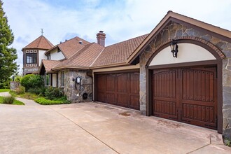 40 Cinnamon Ct in Hillsborough, CA - Foto de edificio - Building Photo