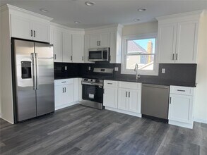 102 Elm Ave in Glen Cove, NY - Foto de edificio - Building Photo