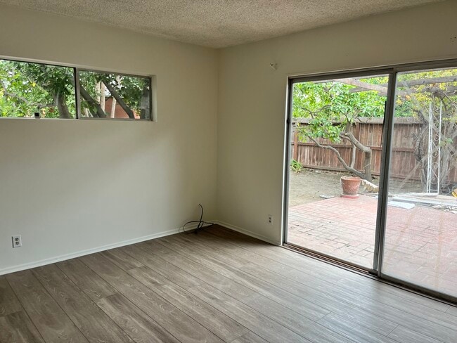 12538 Collins St in Valley Village, CA - Foto de edificio - Building Photo
