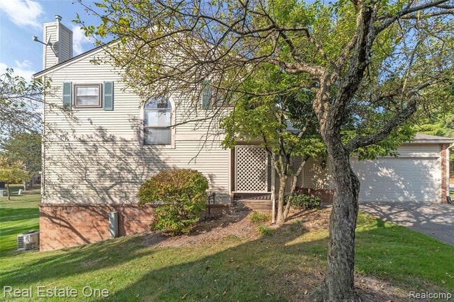 5652 Drake Hollow Dr E in West Bloomfield Township, MI - Building Photo - Building Photo