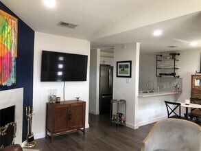 6409 Burns St, Unit 306 in Austin, TX - Building Photo - Building Photo