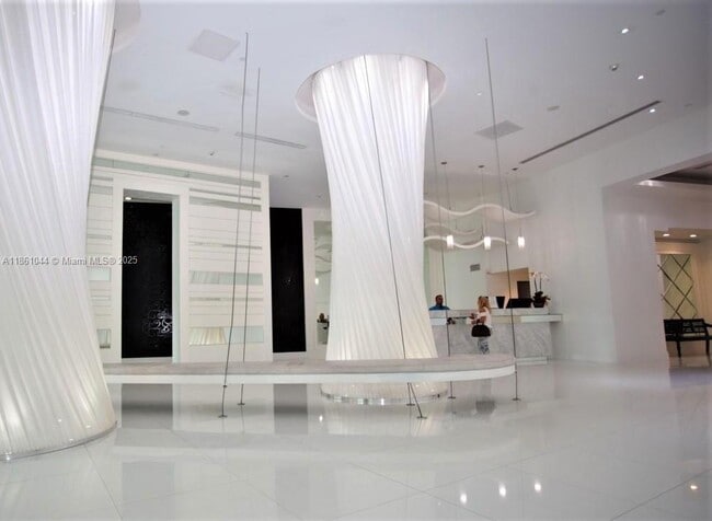 350 S Miami Ave, Unit 2105 in Miami, FL - Foto de edificio - Building Photo