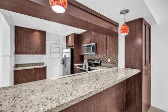 5790 Stirling Rd in Hollywood, FL - Foto de edificio - Building Photo