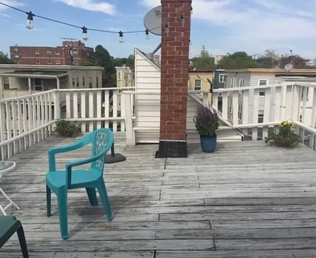 35 Derby St, Unit 3 in Somerville, MA - Foto de edificio - Building Photo