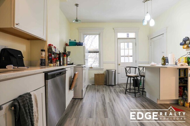 1729 Commonwealth Ave, Unit 2 in Boston, MA - Building Photo - Building Photo