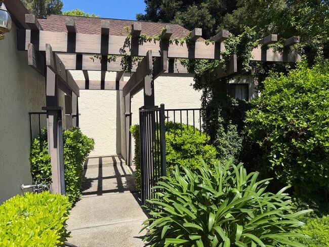 109 N Grant Ln in Folsom, CA - Building Photo - Building Photo