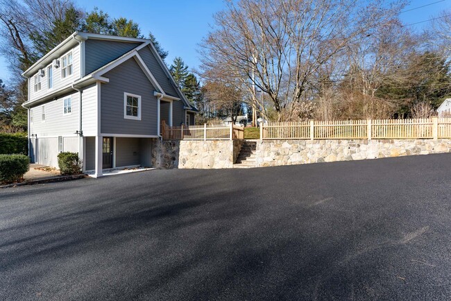 16 Hickory Rd in Katonah, NY - Building Photo - Building Photo