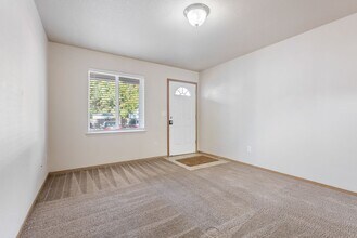 2401 SE 89th Ave in Portland, OR - Building Photo - Building Photo