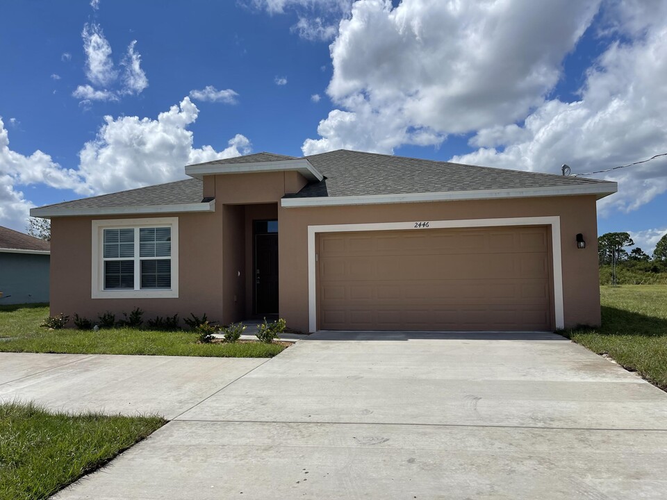 2446 SW Savage Blvd in Port St. Lucie, FL - Building Photo