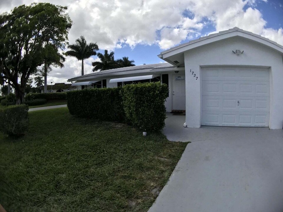 1727 SW 18th St in Boynton Beach, FL - Building Photo