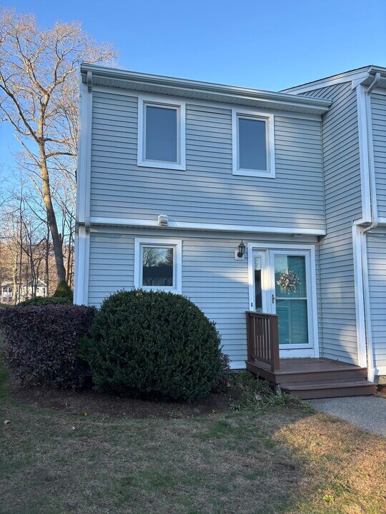 28 Mallard Cove Rd in East Hampton, CT - Building Photo