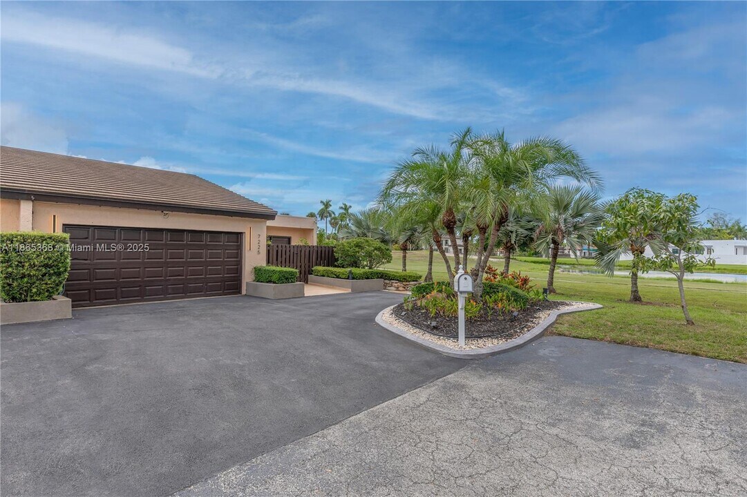 7225 Coldstream Dr in Hialeah, FL - Building Photo