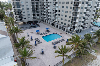 The Manatee in Surfside, FL - Foto de edificio - Building Photo