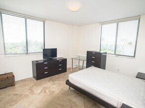 3590 Coral Way, Unit 711 in Miami, FL - Foto de edificio - Building Photo