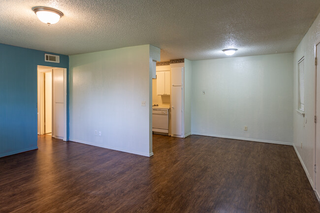 La Villa Elms Apartments in El Reno, OK - Building Photo - Interior Photo